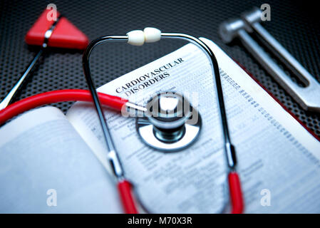 Montréal, Canada, 7 mars 2018,. Stéthoscope sur un livre de diagnostic médical.Credit:Mario Beauregard/Alamy Live News Banque D'Images