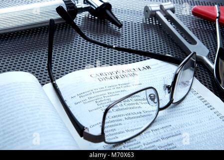 Montréal, Canada, 7 mars 2018,. Lunettes de lecture sur un livre de diagnostic médical. Credit:Mario Beauregard/Alamy Live News Banque D'Images