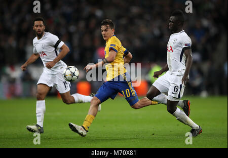 La Juventus' Paulo Dybala (centre) en action avec Tottenham Hotspur's Davinson Peintures Sanchez (à droite) lors de la Ligue des Champions tour de 16, deuxième match aller au stade de Wembley, Londres. ASSOCIATION DE PRESSE Photo. Photo date : mercredi 7 mars 2018. Voir l'ACTIVITÉ DE SOCCER histoire Tottenham. Crédit photo doit se lire : Nick Potts/PA Wire Banque D'Images