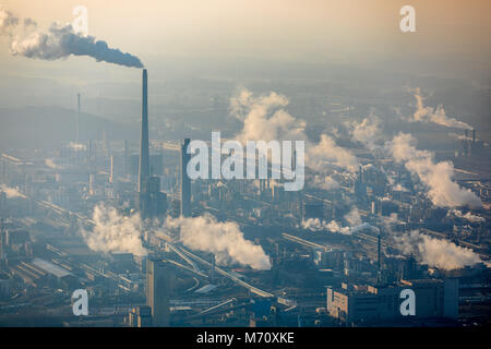 Le parc chimique de Marl Sasol Germany GmbH, avec dans la Marne, Région de la Ruhr, Rhénanie du Nord-Westphalie. fumeurs cheminée, usine chimique, anciennement Degussa marnes, Ruhr un Banque D'Images