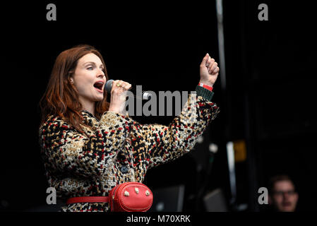 Sophie Ellis Bextor se produit lors de la manifestation pour l'égalité des femmes organisée par Care International à Londres, au Royaume-Uni, en mars 4 Banque D'Images