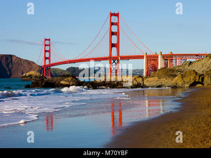 Golden Gate Bridge à San Francisco lors d'une journée ensoleillée Banque D'Images