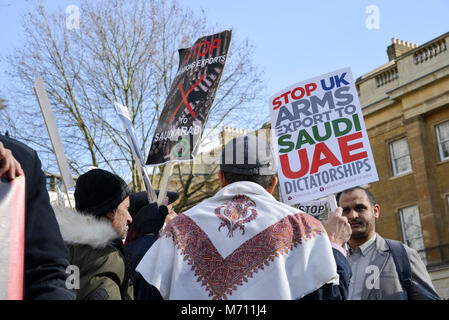 Londres, UK - Mars 7th, 2018 manifestants à l'extérieur : Downing Street, à Londres, au Royaume-Uni dans l'opposition à l'Arabie saoudite le Prince Mohammed bin Salman à l'occasion de sa visite au Royaume-Uni, dans le contexte de la fois au Royaume-Uni et l'Arabie saoudite dans le conflit au Yémen qui a coûté environ 10 000 vies. Le puissant héritier du trône saoudien va engager des pourparlers avec le premier ministre Theresa May, secrétaire des Affaires étrangères, Boris Johnson, et la famille royale. Les deux pays cherchent à élargir la défense de longue date s'attache dans un vaste partenariat. Crédit : Alexandre Rotenberg/Alamy Live News Banque D'Images