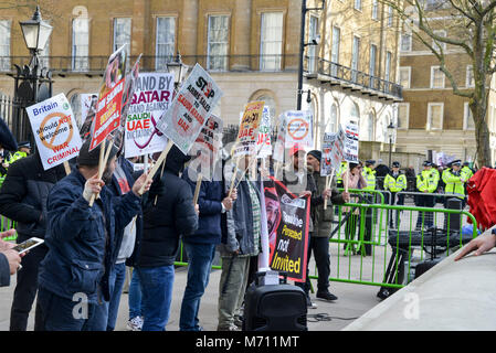 Londres, UK - Mars 7th, 2018 manifestants à l'extérieur : Downing Street, à Londres, au Royaume-Uni dans l'opposition à l'Arabie saoudite le Prince Mohammed bin Salman à l'occasion de sa visite au Royaume-Uni, dans le contexte de la fois au Royaume-Uni et l'Arabie saoudite dans le conflit au Yémen qui a coûté environ 10 000 vies. Le puissant héritier du trône saoudien va engager des pourparlers avec le premier ministre Theresa May, secrétaire des Affaires étrangères, Boris Johnson, et la famille royale. Les deux pays cherchent à élargir la défense de longue date s'attache dans un vaste partenariat. Crédit : Alexandre Rotenberg/Alamy Live News Banque D'Images