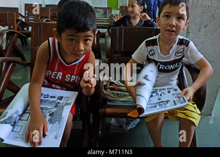 Pekanbaru, Riau, l'Indonésie. Mar 6, 2018. 6 mars 2018 : Les enfants de réfugiés de pays touchés par des conflits sont vus mener des activités d'étude à une maison communautaire (abri provisoire) à Pekanbaru, dans la province de Riau, Indonésie.en Indonésie il y a maintenant plus de 14 000 réfugiés venus de différents pays en conflit, notamment en Afghanistan, en Palestine, le Myanmar, l'Irak, l'Iran, Pakistan, Soudan, Somalie, Sri Lanka, Bangladesh et la Syrie.Le Président indonésien à travers le règlement 125/2016 Numéro concernant le traitement des réfugiés à l'étranger, que le gouvernement de l'Indonésie fournit un abri temporaire pour asyl Banque D'Images