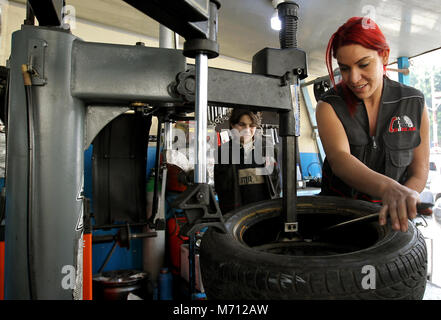 Beyrouth, Liban. 08Th Mar, 2018. Une photo disponible le 07 mars 2018 montre Amina Akouka, 24, la fixation d'un pneu à un garage à Beyrouth, Liban, 06 mars 2018. Amina, connu sous le nom de Roue 'Femme' parmi ses collègues masculins, a commencé à travailler dans l'entreprise de fixation des roues depuis qu'elle a été 15 en raison de sa passion pour les voitures et les motos. Le monde célèbre la Journée internationale de la femme 2018 le 08 mars. Credit : Marwan Naamani/afp/Alamy Live News Banque D'Images