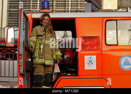 Beyrouth, Liban. 08Th Mar, 2018. Une photo disponible le 07 mars 2018 montre pompier Dalia Naamani, 40, posant dans sa fonction de lutte contre l'incendie en étant debout sur un camion de pompiers à la défense civile du Liban à Beyrouth, Liban, 06 mars 2018. Il y a six ans Dalia, diplômé en informatique et d'une mère de deux enfants, a démissionné de son emploi pour être pompier. Le monde célèbre la Journée internationale de la femme 2018 le 08 mars. Credit : Marwan Naamani/afp/Alamy Live News Banque D'Images