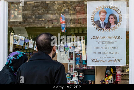 Windsor, Royaume-Uni. Regardez les Shoppers, le prince Harry & Meghan Markle souvenirs mariage autour du château de Windsor et la ville au centre-ville, Windsor, Angleterre le 7 mars 2018. Photo par Andy Rowland. Crédit : Andrew Rowland/Alamy Live News Banque D'Images