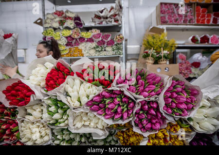 Moscou, Russie. 7 mars, 2018. Une femme vend des fleurs à Rizhsky Marché aux Fleurs en avant de la Journée internationale des femmes à Moscou, Russie Crédit : Nikolay Vinokourov/Alamy Live News Banque D'Images