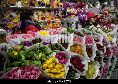 Moscou, Russie. 7 mars, 2018. Une femme vend des fleurs à Rizhsky Marché aux Fleurs en avant de la Journée internationale des femmes à Moscou, Russie Crédit : Nikolay Vinokourov/Alamy Live News Banque D'Images