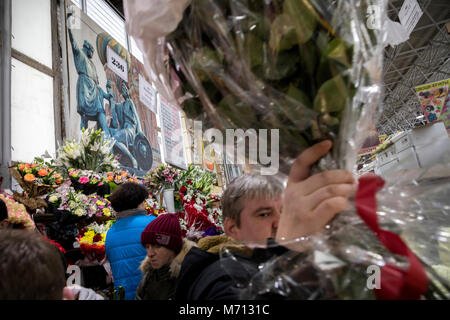 Moscou, Russie. 7 mars, 2018. Les hommes portent des bouquets de fleurs au marché avant de Rizhsky la Journée internationale des femmes à Moscou, Russie Crédit : Nikolay Vinokourov/Alamy Live News Banque D'Images