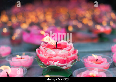 Chengdu, Chine. Mar 6, 2018. Les bougies en forme de fleur de lotus à Randeng Luodai Anceint Temple en ville, à Chengdu, dans le sud-ouest de la province chinoise du Sichuan. Crédit : SIPA Asie/ZUMA/Alamy Fil Live News Banque D'Images