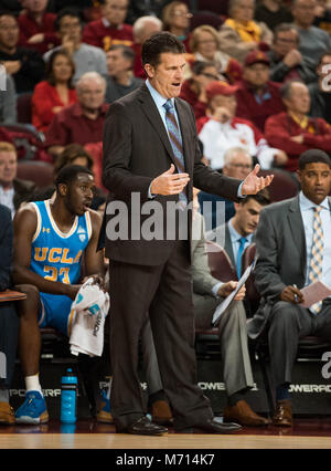 Los Angeles, CA, USA. 06Th Mar, 2018. L'entraîneur-chef de l'UCLA Steve Alford pas l'écart pendant le jeu entre l'UCLA Bruins vs l'USC Trojans au Galen Center de Los Angeles, Californie. UCLA a défait l'USC 83-72.(crédit obligatoire : Juan Lainez/MarinMedia/Cal Sport Media) Credit : csm/Alamy Live News Banque D'Images