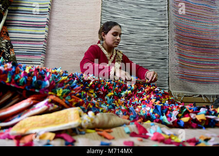 (180307) -- LE CAIRE, 7 mars 2018 (Xinhua) -- une femme égyptienne fait un tapis à partir de matériaux recyclés dans le cadre d'un atelier en zone Mokattam du Caire, en Égypte, le 7 mars 2018. L'Association pour la protection de l'environnement (APE) l'atelier comme un programme visant à donner aux femmes de l'Zabbaleen (garbage collector en arabe) Communauté de mieux leur vie. Agissant comme un hub pour une communauté fermée, l'APE a travaillé pendant près de 30 ans d'offrir un travail bien nécessaire, la santé et l'éducation des soins à plus de 70 000 résidents de la ville d'ordures ! Banque D'Images