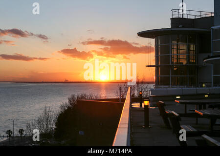 Westcliff on Sea, Royaume-Uni. 7 mars, 2018. . Coucher du soleil à Westcliff on Sea à l'ouest en direction de Southend . Penelope Barritt/Alamy Live News Banque D'Images