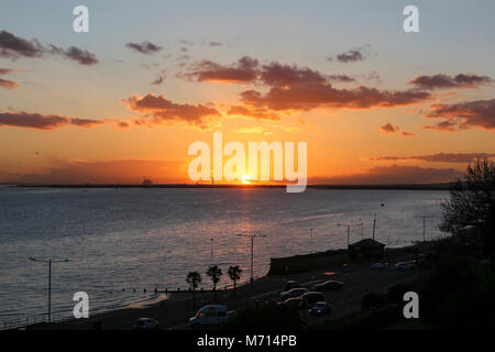 Westcliff on Sea, Royaume-Uni. 7 mars, 2018. . Coucher du soleil à Westcliff on Sea à l'ouest en direction de Southend . Penelope Barritt/Alamy Live News Banque D'Images