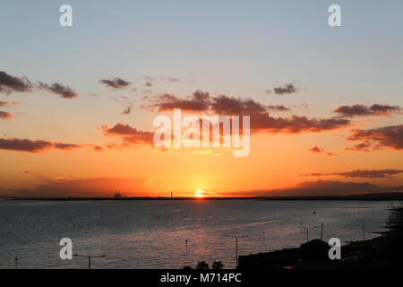 Westcliff on Sea, Royaume-Uni. 7 mars, 2018. . Coucher du soleil à Westcliff on Sea à l'ouest en direction de Southend . Penelope Barritt/Alamy Live News Banque D'Images