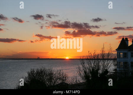 Westcliff on Sea, Royaume-Uni. 7 mars, 2018. . Coucher du soleil à Westcliff on Sea à l'ouest en direction de Southend . Penelope Barritt/Alamy Live News Banque D'Images