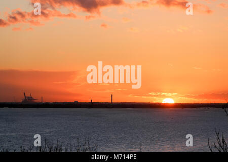 Westcliff on Sea, Royaume-Uni. 7 mars, 2018. . Coucher du soleil à Westcliff on Sea à l'ouest en direction de Southend . Penelope Barritt/Alamy Live News Banque D'Images