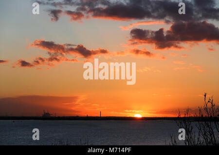 Westcliff on Sea, Royaume-Uni. 7 mars, 2018. . Coucher du soleil à Westcliff on Sea à l'ouest en direction de Southend . Penelope Barritt/Alamy Live News Banque D'Images