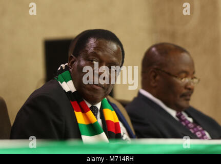 (180307) -- HARARE, le 7 mars 2018 (Xinhua) -- Le Président du Zimbabwe, Emmerson Mnangagwa (L) participe à une ligue des jeunes de la ZANU-PF, l'Assemblée nationale à Harare, Zimbabwe, le 7 mars 2018. Le Président du Zimbabwe a déclaré Emmerson Mnangagwa mercredi la ZANU-PF, est profondément préoccupé par les rapports des médias qui relie l'ancien président Robert Mugabe à la nouvelle New Patriotic Front (FNP) parti de l'opposition. (Xinhua/Shaun Jusa) Banque D'Images