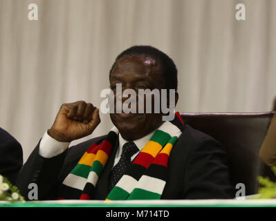 (180307) -- HARARE, le 7 mars 2018 (Xinhua) -- Le Président du Zimbabwe, Emmerson Mnangagwa aborde une ligue des jeunes de la ZANU-PF, l'Assemblée nationale à Harare, Zimbabwe, le 7 mars 2018. Le Président du Zimbabwe a déclaré Emmerson Mnangagwa mercredi la ZANU-PF, est profondément préoccupé par les rapports des médias qui relie l'ancien président Robert Mugabe à la nouvelle New Patriotic Front (FNP) parti de l'opposition. (Xinhua/Shaun Jusa) Banque D'Images