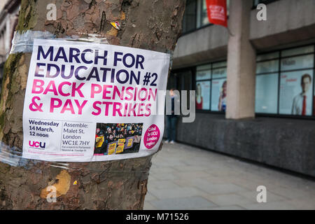 Londres, Royaume-Uni. 7 mars, 2018. Une affiche pour une marche pour l'éducation aux côtés de l'UCU piquet au Kings College de Londres. De nombreux membres de l'enseignement supérieur UCU font grève en raison des changements à leur régime de pension et USS certains autres membres de l'UCU l'éducation sont en grève pour un salaire juste. Credit : Mark Kerrison/Alamy Live News Banque D'Images