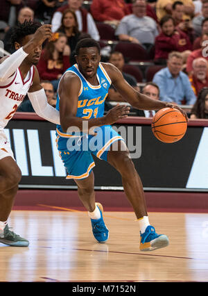 Los Angeles, CA, USA. 06Th Mar, 2018. Garde de l'UCLA (21) Prince Ali disques durs au panier pendant le jeu entre l'UCLA Bruins vs l'USC Trojans au Galen Center de Los Angeles, Californie. UCLA a défait l'USC 83-72.(crédit obligatoire : Juan Lainez/MarinMedia/Cal Sport Media) Credit : csm/Alamy Live News Banque D'Images