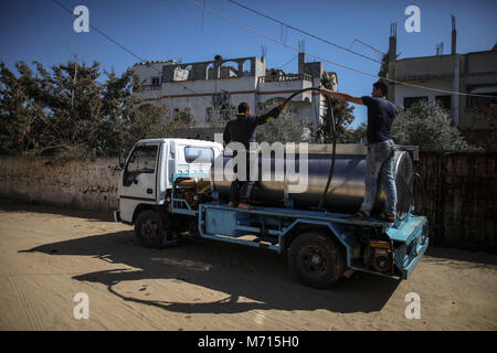 Propriétaire d'un camion-citerne de l'eau contribuer à la propreté de l'eau pour les maisons dans Al-Nusairat camp de réfugiés, Centre de la bande de Gaza, 07 mars 2018. Les habitants de Gaza tombent malades de leur eau potable, que la pollution de l'eau de mer est allé au-delà de 50 pour cent, ce qui rendrait inhabitable Gaza d'ici 2020 selon l'ONU. Le manque de carburant pour l'exploitation d'installations de traitement des eaux usées a forcé les autorités à envoyer les eaux usées dans la mer Méditerranée. Photo : Wissam Nassar/dpa Banque D'Images