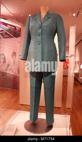 New York City, New York, USA. 7 mars, 2018. Tailleur-pantalon porté par Hillary Rodham Clinton, conçu par Oscar de la Renta, 2001, vu à l'exposition 'au-delà' vote tenu au Musée de la ville de New York. Clinton portait ce costume en soie bleu sarcelle lorsqu'elle a prêté serment en tant que sénateur junior de New York. Credit : Nancy/Kaszerman ZUMA Wire/Alamy Live News Banque D'Images