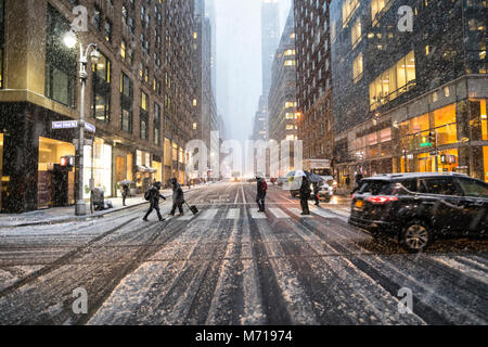 New York City, USA. 7 mars, 2018. Neige dans la ville de New York, États-Unis, le mercredi 07 mars 2018., Madison Avenue Crédit : Nino Marcutti/Alamy Live News Banque D'Images