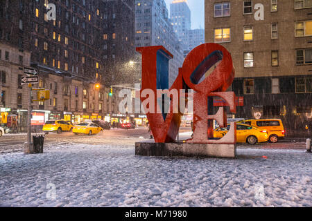 New York City, USA. 7 mars, 2018. Neige dans la ville de New York, États-Unis, le mercredi 07 mars 2018., l'amour le pop art sculpture à la 55ème rue/Marcutti Crédit : Nino Alamy Live News Banque D'Images