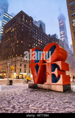 New York City, USA. 7 mars, 2018. Neige dans la ville de New York ; l'amour pop art sculpture à la 55ème rue/Marcutti Crédit : Nino Alamy Live News Banque D'Images