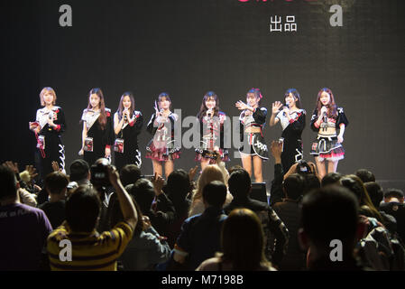 Shanghai, Shanghai, Chine. 5Th Mar, 2018. Shanghai, Chine 5 mars 2018 : Les membres du groupe jeune Chinoise SNH48 effectuer lors d'un concert à Shanghai. Crédit : SIPA Asie/ZUMA/Alamy Fil Live News Banque D'Images