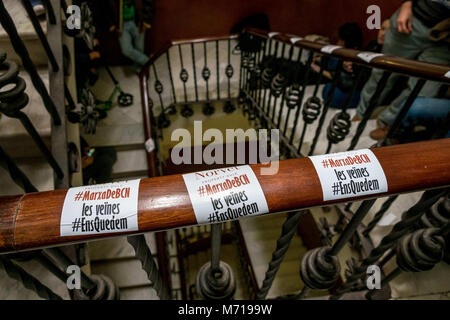 Barcelone, Catalogne, Espagne. 7 mars, 2018. Autocollants de pro le logement public vu pendant l'occupation des bureaux du Norvet.Un groupe de militants du logement public occupent les bureaux d'un fonds de placement immobilier appelé Propriété Norvet DVLP, pour empêcher l'expulsion de résidents. L'accès à la location avec des garanties, et le droit au logement en général est le point le plus important à l'ordre du jour de l'activisme urbain. La Catalogne avait plus de 3 000 expulsions en 2017. Credit : Paco Freire SOPA/Images/ZUMA/Alamy Fil Live News Banque D'Images