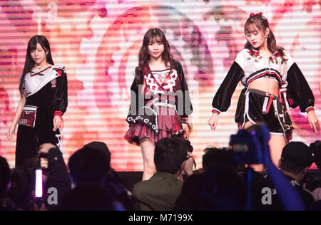 Shanghai, Shanghai, Chine. 5Th Mar, 2018. Shanghai, Chine 5 mars 2018 : Les membres du groupe jeune Chinoise SNH48 effectuer lors d'un concert à Shanghai. Crédit : SIPA Asie/ZUMA/Alamy Fil Live News Banque D'Images