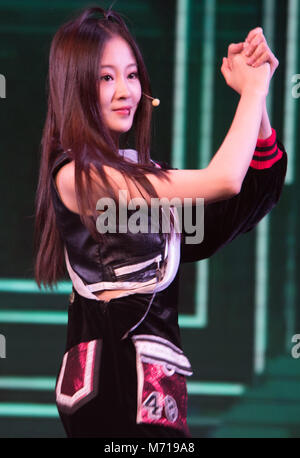 Shanghai, Shanghai, Chine. 5Th Mar, 2018. Shanghai, Chine 5 mars 2018 : Les membres du groupe jeune Chinoise SNH48 effectuer lors d'un concert à Shanghai. Crédit : SIPA Asie/ZUMA/Alamy Fil Live News Banque D'Images