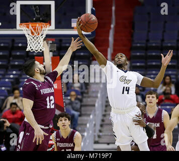 7 mars 2018 : George Washington Colonials G # 14 Jack Maceo s'étend d'obtenir la balle lors d'un Championnat A10 Men's Basketball match entre le George Washington coloniaux et les béliers de Fordham à la capitale une arène à Washington, DC Justin Cooper/CSM Banque D'Images