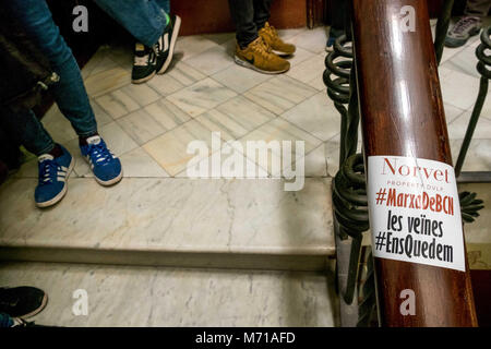 Barcelone, Catalogne, Espagne. 7 mars, 2018. Les militants du logement public occupent les bureaux du Norvet.Un groupe de militants du logement public occupent les bureaux d'un fonds de placement immobilier appelé Propriété Norvet DVLP, pour empêcher l'expulsion de résidents. L'accès à la location avec des garanties, et le droit au logement en général est le point le plus important à l'ordre du jour de l'activisme urbain. La Catalogne avait plus de 3 000 expulsions en 2017. Credit : Paco Freire SOPA/Images/ZUMA/Alamy Fil Live News Banque D'Images