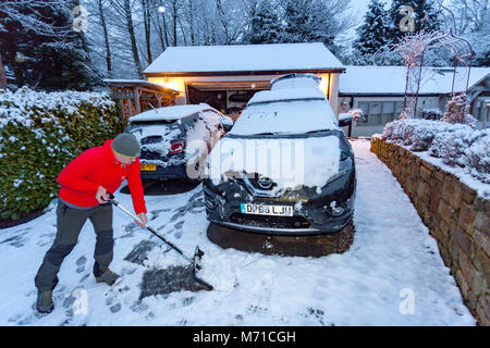 Flintshire, Pays de Galles, Royaume-Uni Météo. Après une semaine de fortes chutes de neige et des températures de gel plus de neige a diminué dans certaines régions du Royaume-Uni, y compris avec un Flintshire, Met Office d'avertissement jaune en place pour la neige avec de fortes chutes de neige dans la région. Une personne hors de la neige l'entrée dans le village d'Lixwm lors de fortes chutes de neige dans la région, Lixwm, Flintshire Banque D'Images