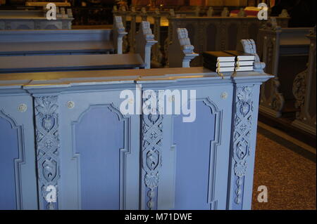 Livres de prière portant sur un banc d'église Banque D'Images