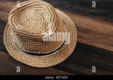 Chapeau de paille sur une table en bois avec copie espace. Banque D'Images