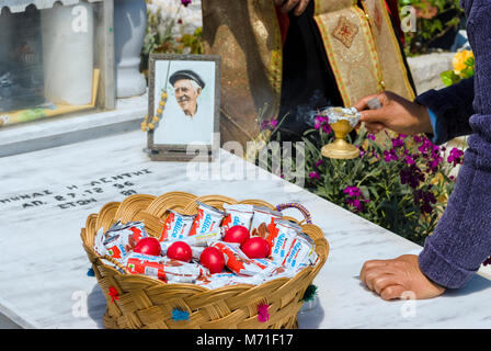 La Grèce, Îles de la mer Égée, l'île de Karpathos, procession du mardi de Pâques offrandes pour les morts au cimetière Banque D'Images