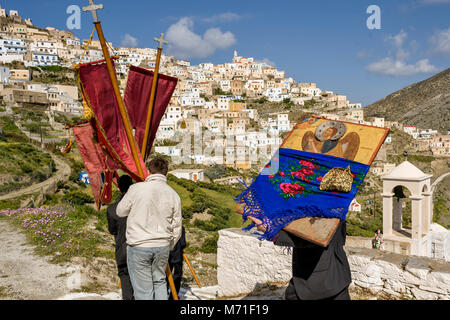 La Grèce, Îles de la mer Égée, l'île de Karpathos, procession du mardi de Pâques, les icônes sont à pied dans le village et tout au long de la vallée Banque D'Images