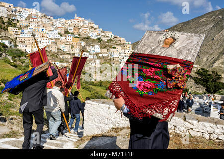 La Grèce, Îles de la mer Égée, l'île de Karpathos, procession du mardi de Pâques, les icônes sont à pied dans le village et tout au long de la vallée Banque D'Images