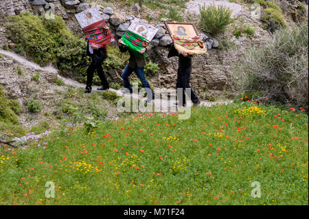 La Grèce, l'Olympos, l'île de Karpathos, procession du mardi de Pâques, les icônes sont à pied dans le village et tout au long de la vallée Banque D'Images