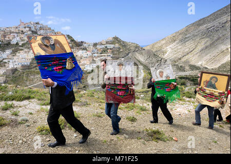 La Grèce, Îles de la mer Égée, l'île de Karpathos, procession du mardi de Pâques, les icônes sont à pied dans le village et tout au long de la vallée Banque D'Images