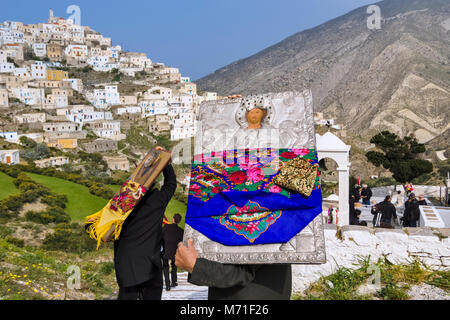 OLYMPOS, l'île de Karpathos, procession du mardi de Pâques, les icônes sont à pied dans le village et tout au long de la vallée.Le premier arrêt est le cimetière Banque D'Images