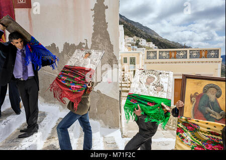 La Grèce, l'Olympos, l'île de Karpathos, procession du mardi de Pâques, les icônes sont à pied dans le village et tout au long de la vallée Banque D'Images