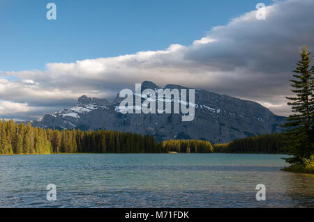 Deux Jack Lake et le mont Rundle, dans le parc national Banff, Alberta Banque D'Images